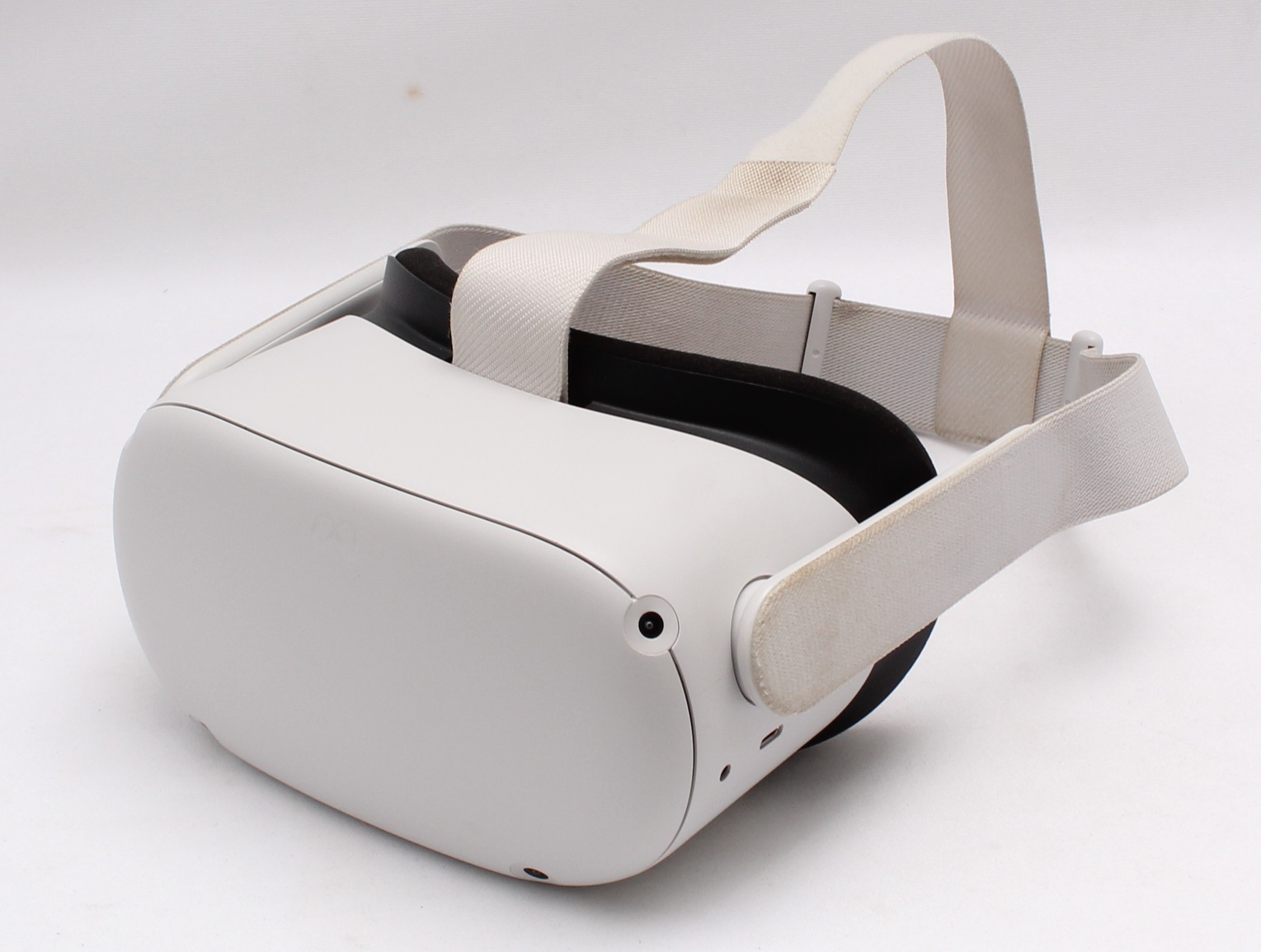 Pre-owned Meta Oculus Quest 2 256GB White Standalone All-In-One VR